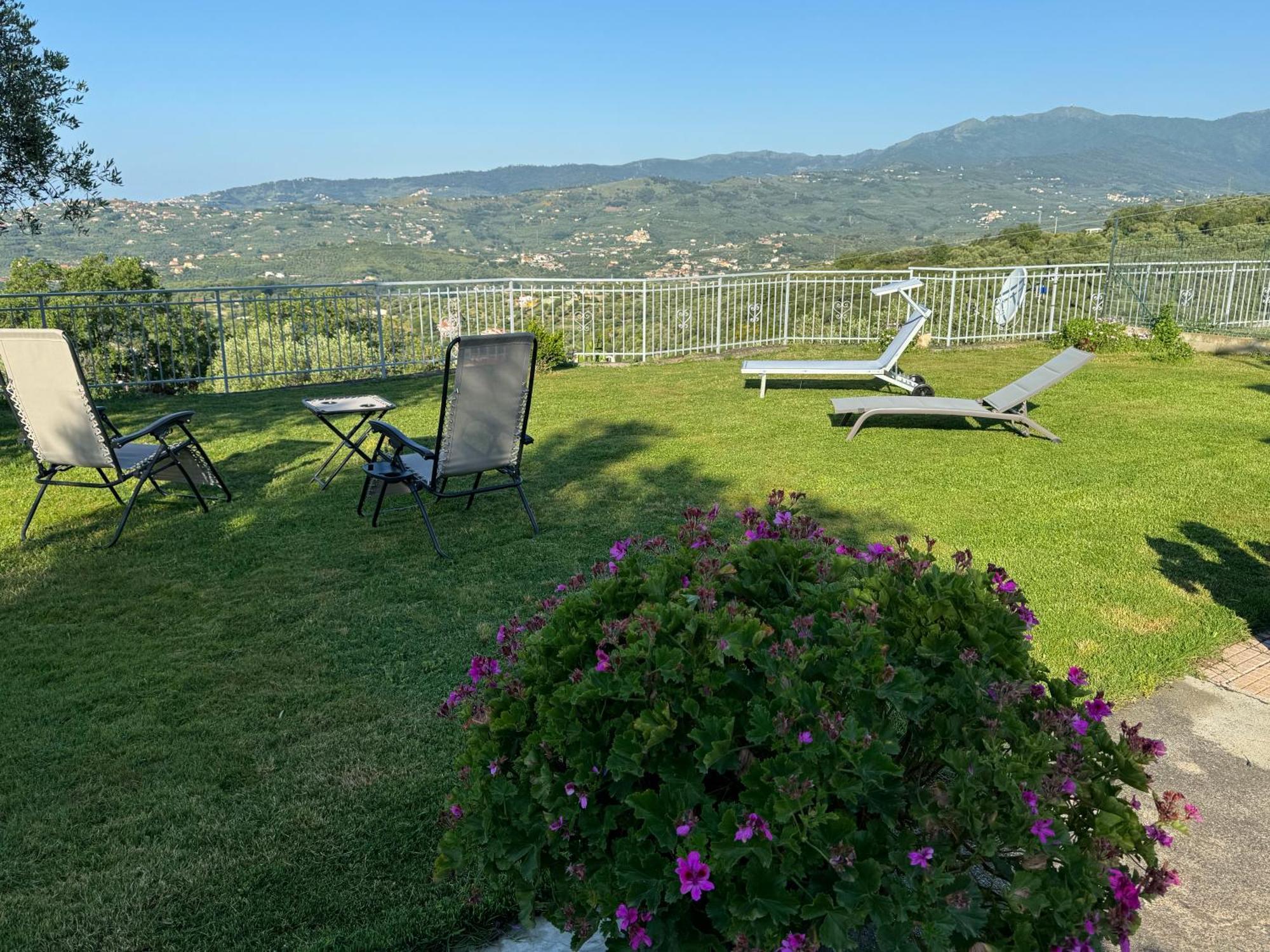 インペリア Casa Vista Mare - Superb Garden And Parking Includedヴィラ エクステリア 写真